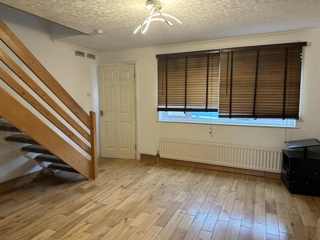 Culworth Drive Wigston 2 bed semidetached house £925 pcm (£213 pw)