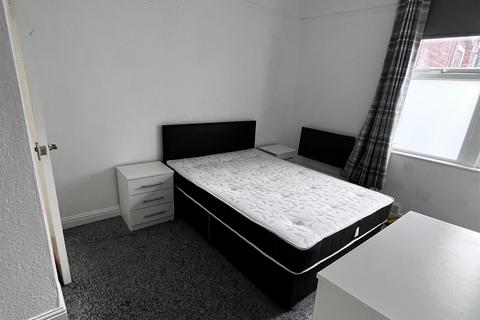 1 bedroom apartment to rent, Kirkstall Lane, Leeds