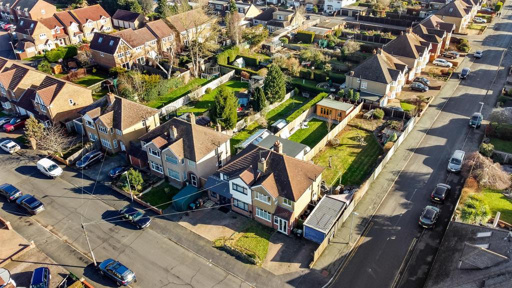 Manor Way, Croxley Green, Rickmansworth 3 bed semidetached house £