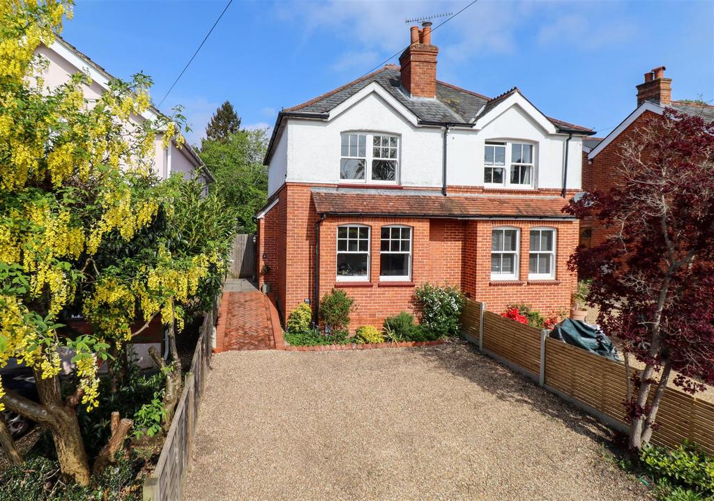 Connaught Road, Fleet GU51 3 bed semidetached house for sale £575,000