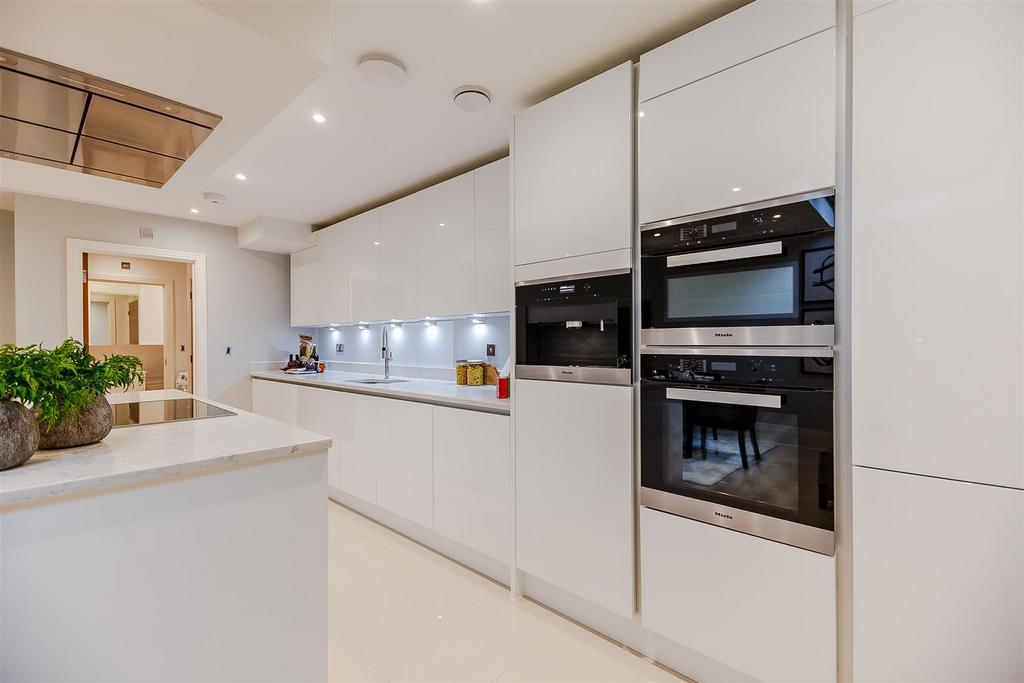 8316097-interior41.jpg