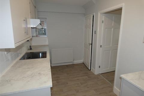 3 bedroom semi-detached house to rent, West Close, Newport, Brough