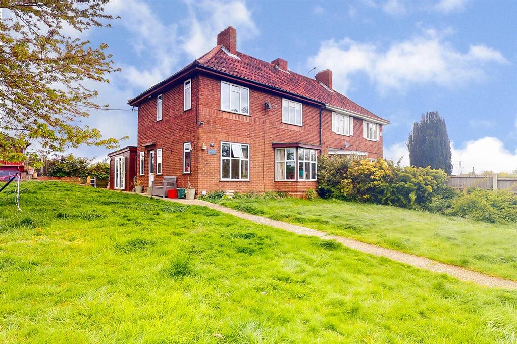 Kelvedon Road, Coggeshall, Colchester 3 bed semidetached house for