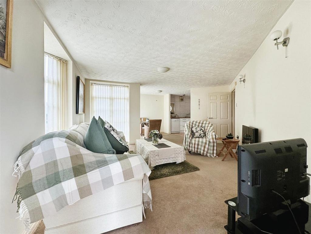 Living/dining room (2)