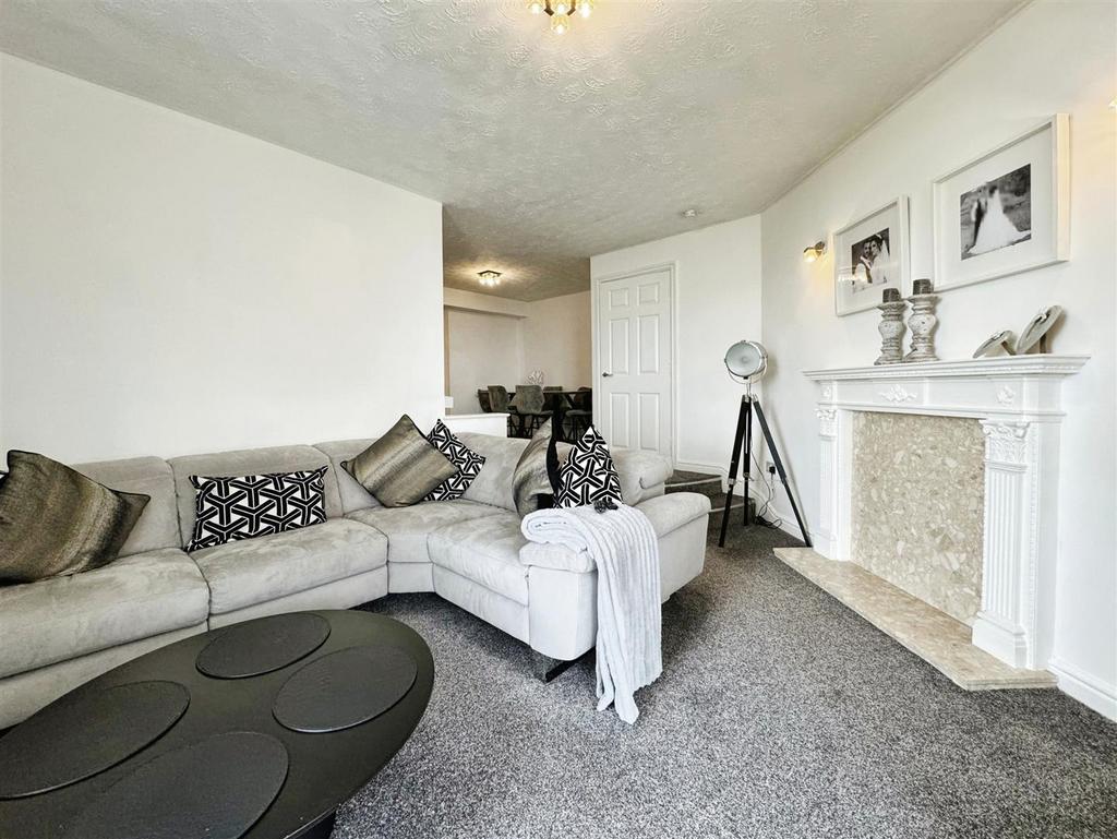 Living area to dining area