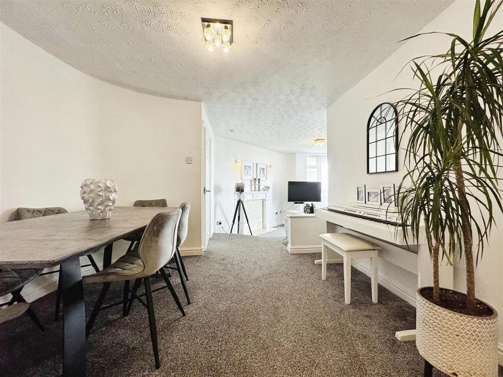 Dining area to kitchen