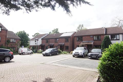 2 bedroom end of terrace house to rent, William Tarver Close, Warwick.