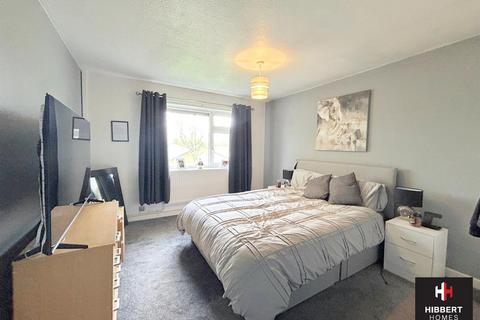 3 bedroom flat for sale, Buxton Crescent, Sale