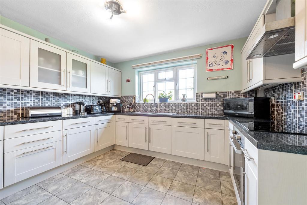 18 Barnfield Drive, Solihull, B92 0 QB 8.jpg