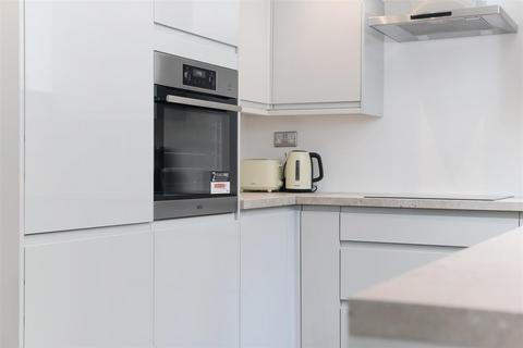 2 bedroom flat to rent, London Road, Redhill