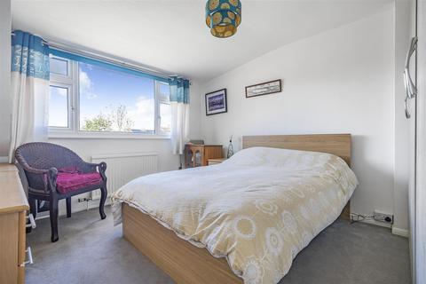 25 Chaplin Drive, Headcorn, Ashford, TN27 9TN