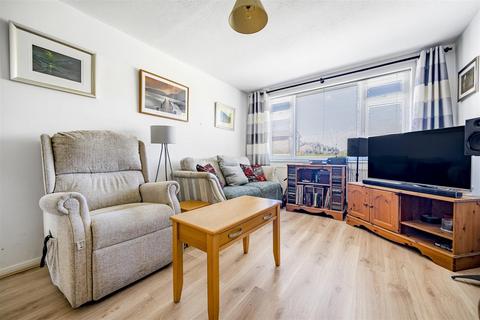 25 Chaplin Drive, Headcorn, Ashford, TN27 9TN