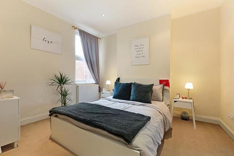 2 bedroom flat for sale, Replingham Road, London SW18