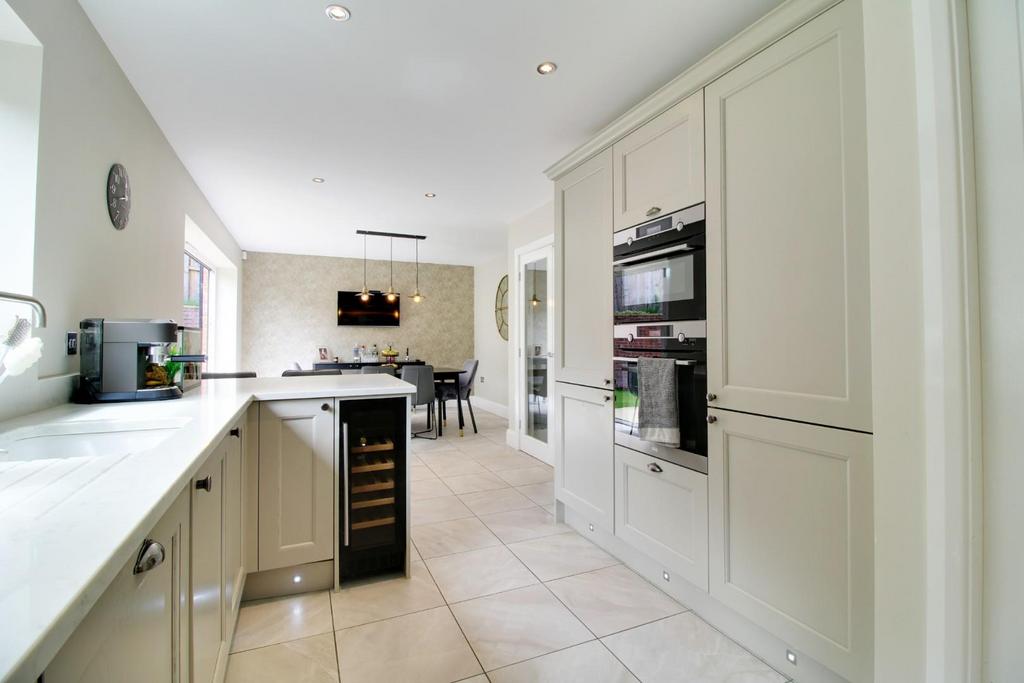 Kitchen (2).jpg