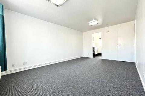 2 bedroom flat to rent, Rowan Drive, Broxbourne, Turnford