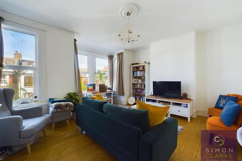 2 bedroom flat to rent, Carlton Road, Friern Barnet, N11