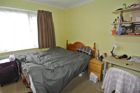 4 bedroom house to rent, Magna Road, Egham TW20