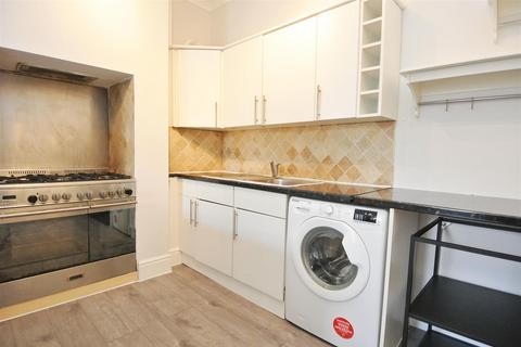 2 bedroom terraced house to rent, Clarendon Road, Ashford TW15