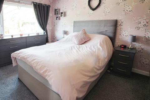 2 bedroom semi-detached bungalow for sale, The Oval, Leeds LS26