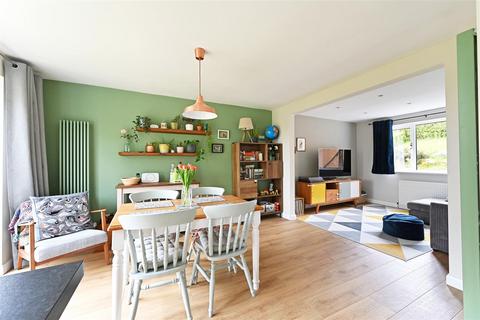 25 Burns Drive, Dronfield, S18 1NJ
