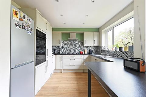 25 Burns Drive, Dronfield, S18 1NJ