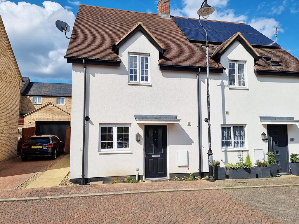Pine Walk, Silsoe, Bedfordshire, MK45 2 bed semidetached house for