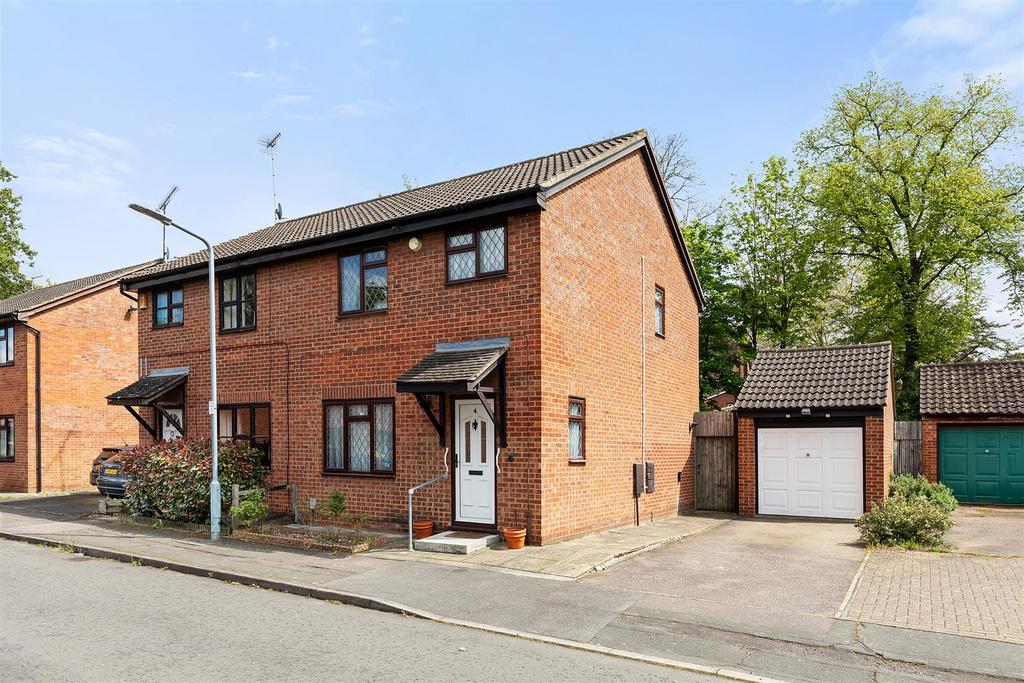 Osprey Close, Wanstead 3 bed semidetached house for sale £575,000