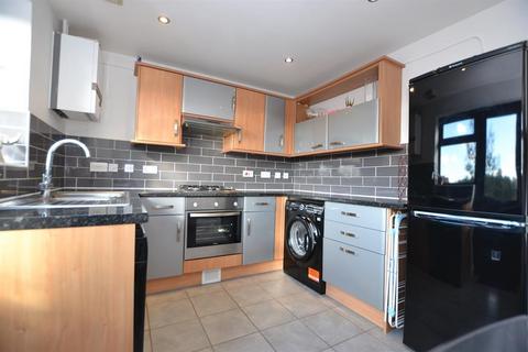 2 bedroom terraced house to rent, Surrey Drive, Kingswinford