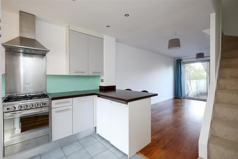 2 bedroom end of terrace house to rent, North Lodge Close, London