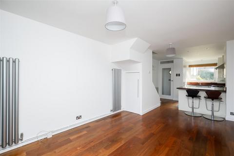 2 bedroom end of terrace house to rent, North Lodge Close, London