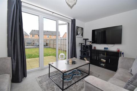 2 bedroom semi-detached house to rent, Little Wood Crescent, Wakefield WF1