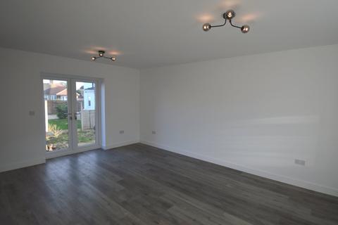 2 bedroom detached house to rent, Nurstead Road, Erith, DA8