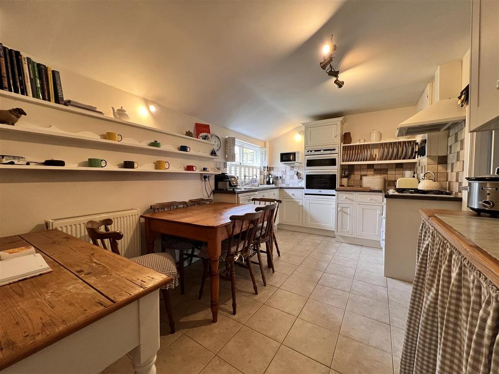 Kitchen/Breakfast Room: