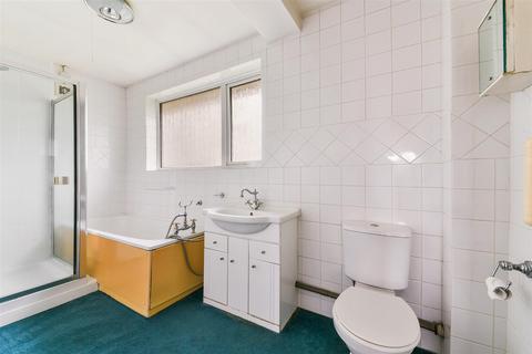 5 Beechdene, Tadworth, KT20 5EA