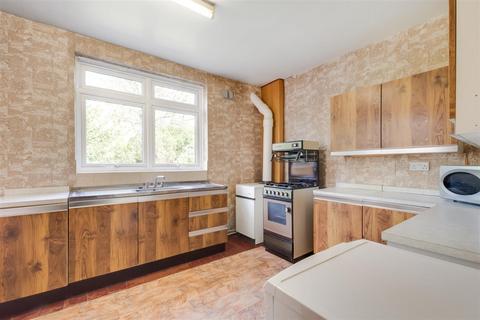 5 Broadoaks Way, Bromley, BR2 0UA