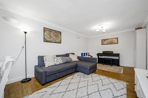2 bedroom apartment to rent, Ridgeway Court, North Chingford E4