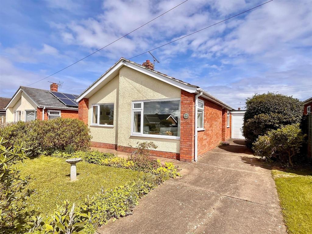 Hillview Drive, WintertonOnSea 3 bed detached bungalow for sale £250,000