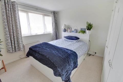 1 bedroom flat for sale, Queens Lawns, Alexandra Road