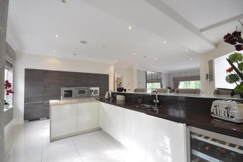 5 bedroom detached house to rent, Brockenhurst Road, South Ascot, SL5 9HB