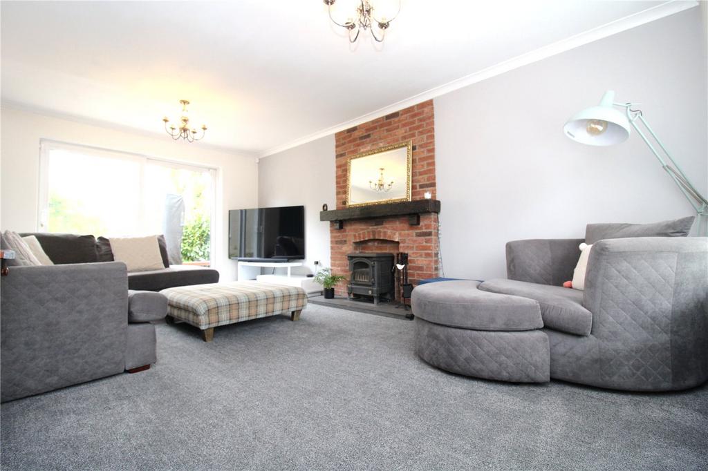 Sandown Avenue, Lakeside, Swindon... 3 bed detached house for sale £