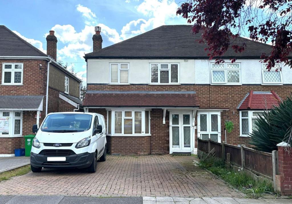 28 Chalgrove Crescent, Ilford, Essex... 3 bed semidetached house £