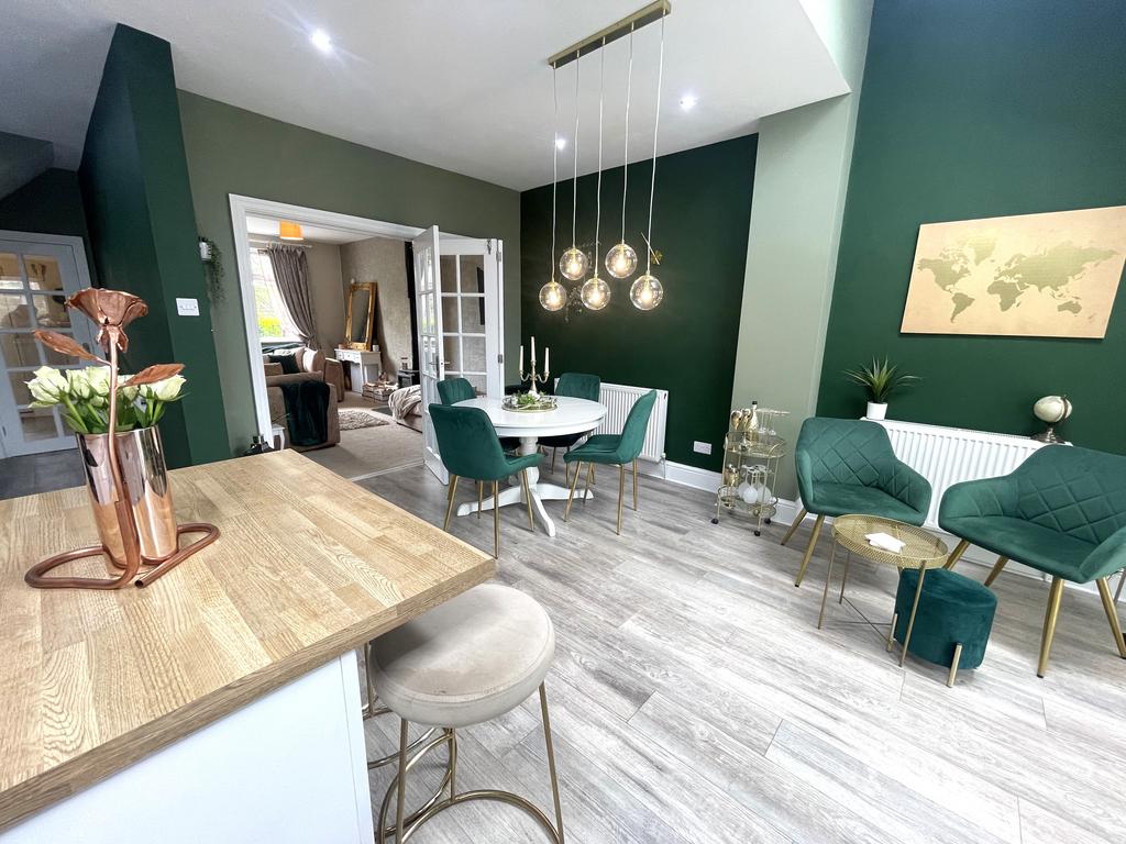 The Broadway, Bredbury 3 bed semidetached house for sale £265,000