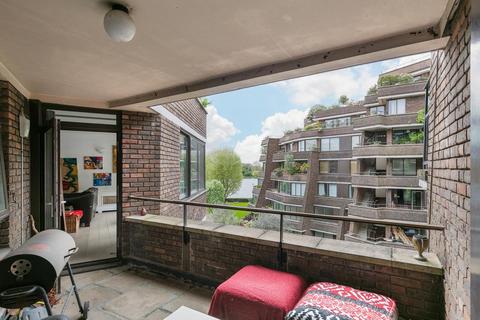 3 bedroom flat for sale, Stevenage Road, London, SW6