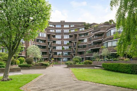 3 bedroom flat for sale, Stevenage Road, London, SW6.