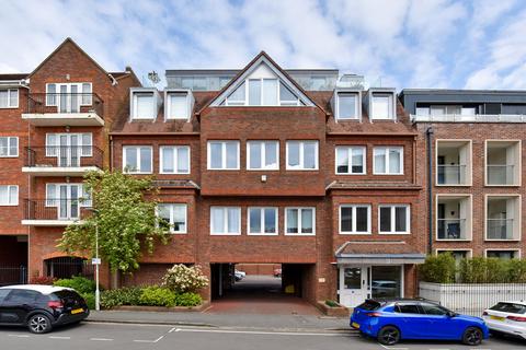 2 bedroom penthouse to rent, Station Road, Gerrards Cross, SL9