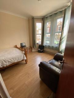2 bedroom flat to rent, 2 Bedroom Garden Flat For Rent in London, N15