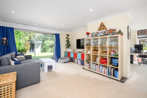 10 Sarum Green, Weybridge, KT13 9RX