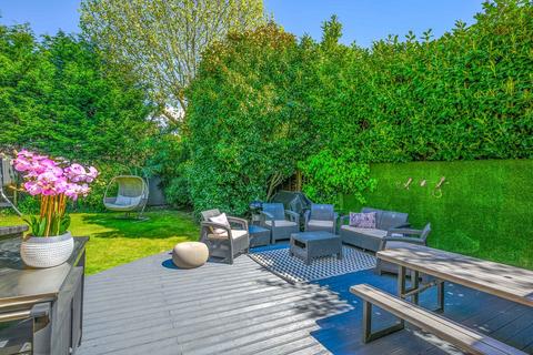 10 Sarum Green, Weybridge, KT13 9RX