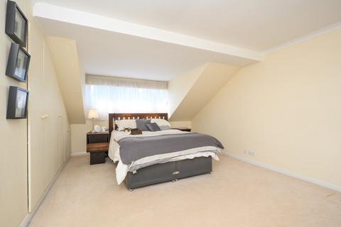 10 Sarum Green, Weybridge, KT13 9RX