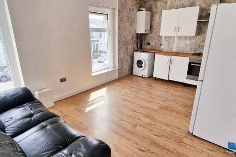 2 bedroom apartment to rent, Broadway, Cardiff CF24